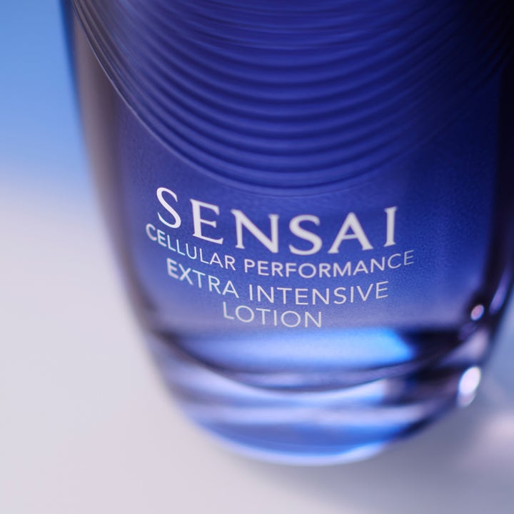 Sensai Cellular Performance Extra Intensive Lotion 125 ml ansiktsserum i en dyp blå glassflaske med hvit skrift.