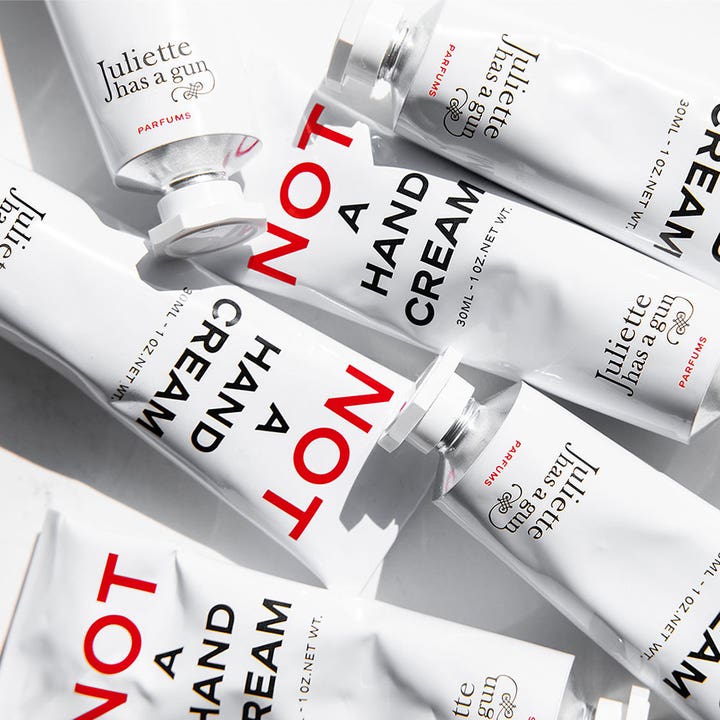 Juliette has a gun Not A Perfume Hand Cream 30 ml fuktighetsgivende håndkrem i hvite tuber med rød tekst