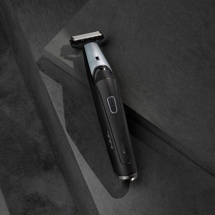 BaByliss Triple S Beard Trimmer 1 stk skjeggetrimmer for tett barbering i elegant svart og sølv på mørk stein.