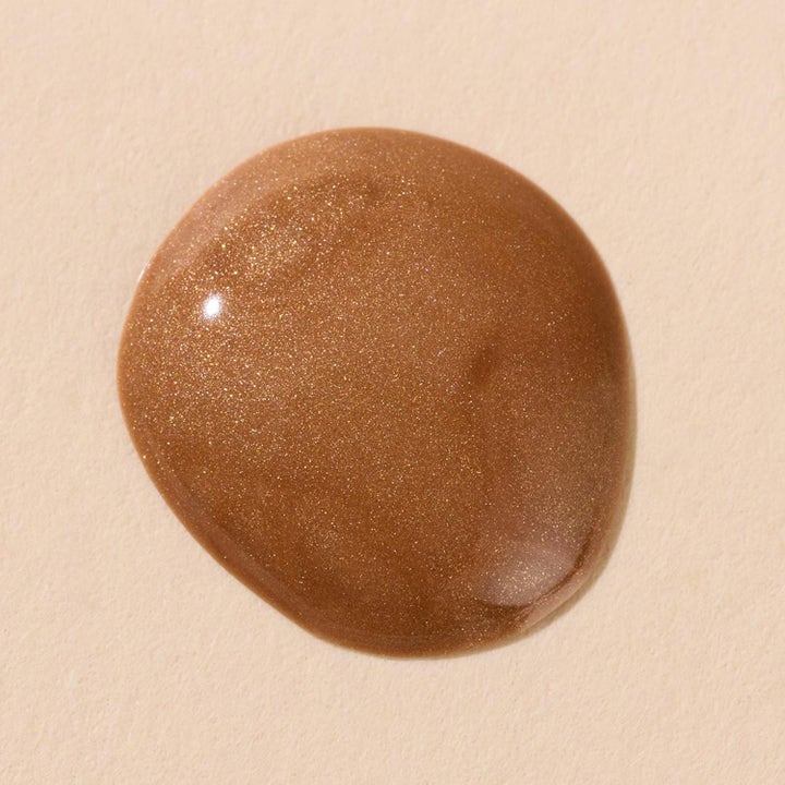 Hickap Bronze Glow Serum 30 ml gir glød med en skimrende gyllenbrun og flytende tekstur.