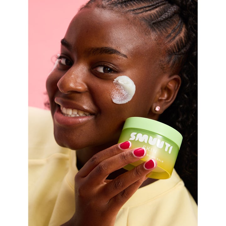 Smuuti Skin Pear Cleansing Balm 100 ml ansiktsrens på krukke med hvit tekstur på huden til smilende kvinne