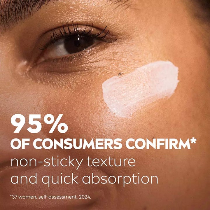 NIVEA Q10 Anti-Wrinkle Expert Daily UV Fluid 40 ml dagkrem SPF50 viser lett tekstur som absorberes raskt på huden.