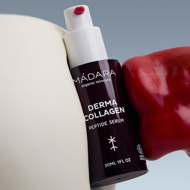 MÁDARA Derma Collagen Peptide Serum 30 ml ansiktsserum i mørk flaske med hvit pumpe og en liten rød dråpe på toppen