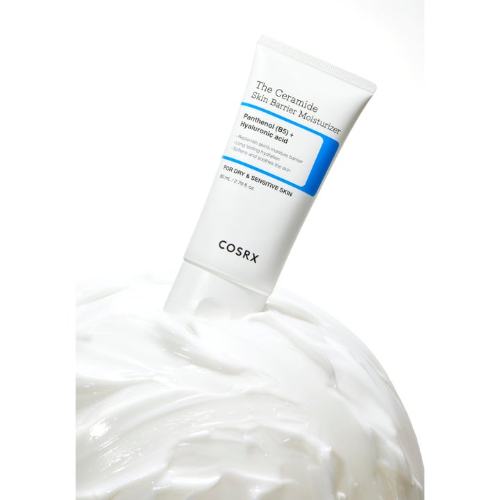 COSRX The Ceramide Skin Barrier Moisturizer 80 ml fuktighetskrem i hvit tube stående i en fyldig, hvit kremtekstur