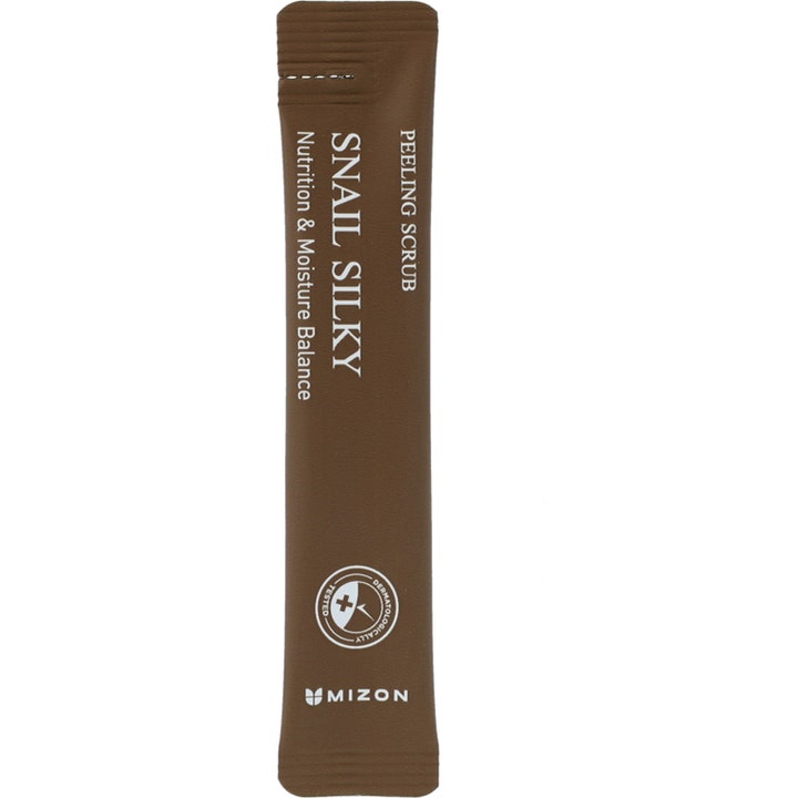 Mizon Snail Silky Peeling Scrub porsjonspakke med eksfolierende skrubb i en slank og brun emballasje.
