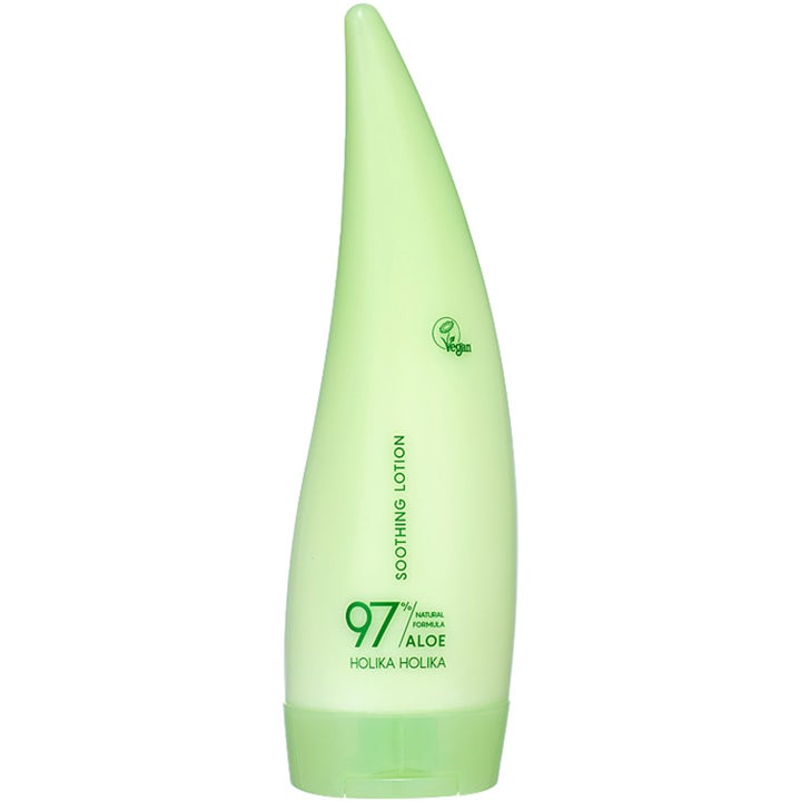 Holika Holika Aloe 97% Soothing Lotion 240 ml beroligende lotion i lysegrønn flaske formet som et aloe vera-blad.
