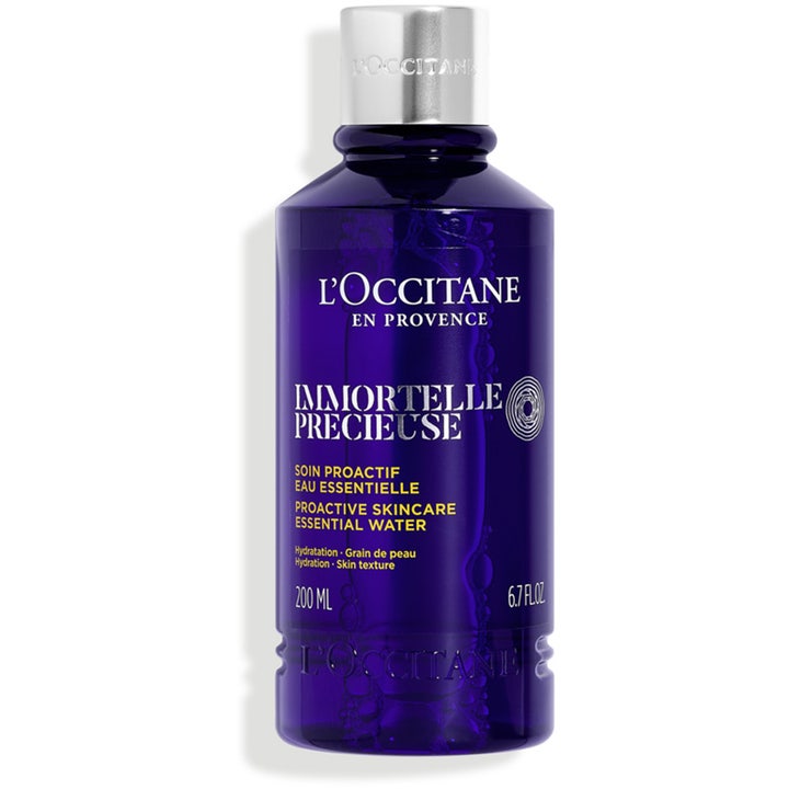L'Occitane Immortelle Precieuse 200 ml fuktighetsgivende ansiktsvann i en dyp lilla flaske med sølvfarget kork.