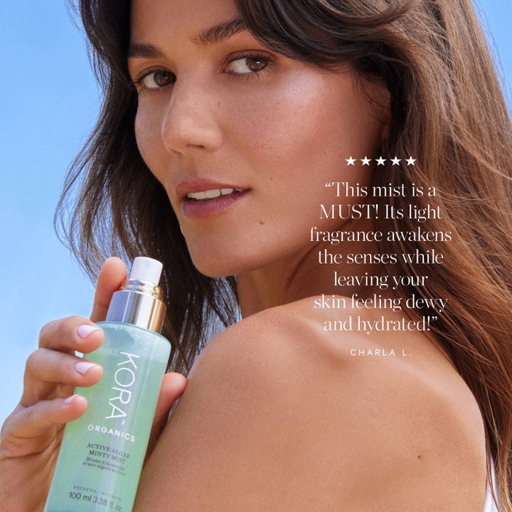 KORA Organics Active Algae Minty Mist 100 ml ansiktsmist holdt av kvinne for en dewy og hydrert hudfinish