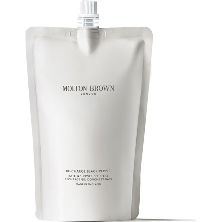 Molton Brown Re-charge Black Pepper 400 ml dusjgelerefill i hvit pose som gir en oppkvikkende følelse.