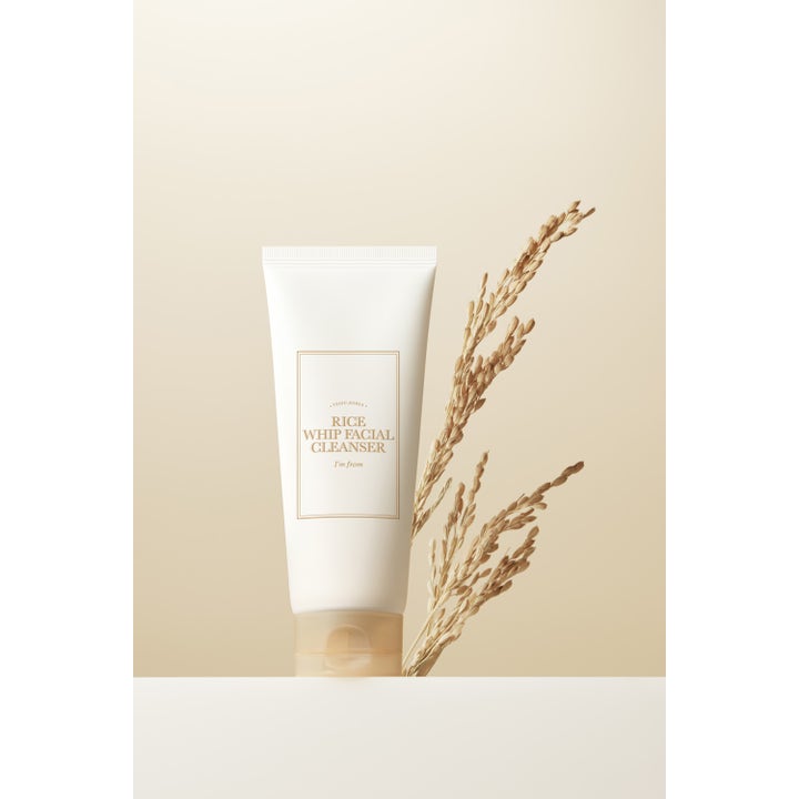 I'm from Rice Whip Facial Cleanser 30 ml ansiktsrens i hvit tube med beige kork ved siden av risstrå.