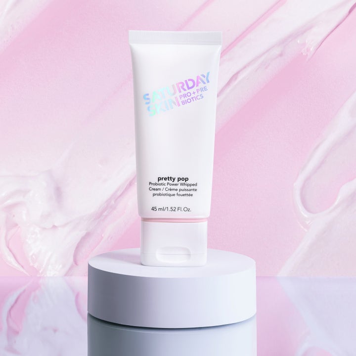 Saturday Skin Pretty Pop Probiotic Power Whipped Cream 45 ml styrkende ansiktskrem i hvit tube med holografisk logo