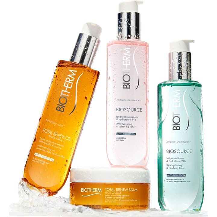 Biotherm Biosource Total Renew Oil 200 ml rengjøringsolje i oransje flaske ved siden av krukke og tonere i vann