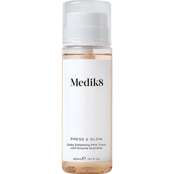 Medik8 Press & Glow 200 ml eksfolierende ansiktstoner i gjennomsiktig flaske med hvit pumpe