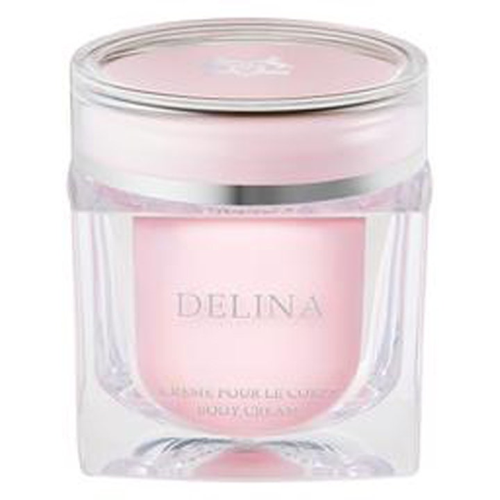Parfums de Marly Delina Body Cream pleiende kroppskrem i en luksuriøs rosa krukke med klart glass og sølvdetaljer.