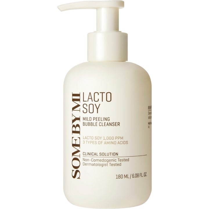SOME BY MI Lacto Soy Mild Peeling Bubble Cleanser 180 ml eksfolierende ansiktsrens i hvit flaske med pumpe.