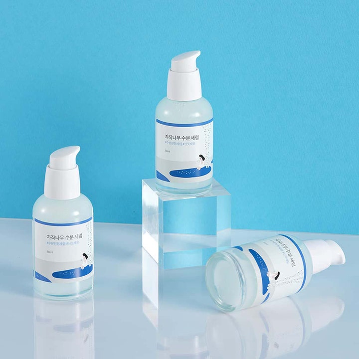Round Lab Birch Juice Moisturizing Serum 50 ml fuktighetsgivende serum i pumpeflasker stilt opp mot blå bakgrunn