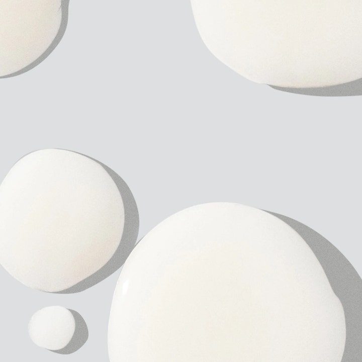 Dermalogica PowerBright Dark Spot Serum 30 ml serum mot pigmentflekker med hvit kremaktig tekstur i dråpeform.