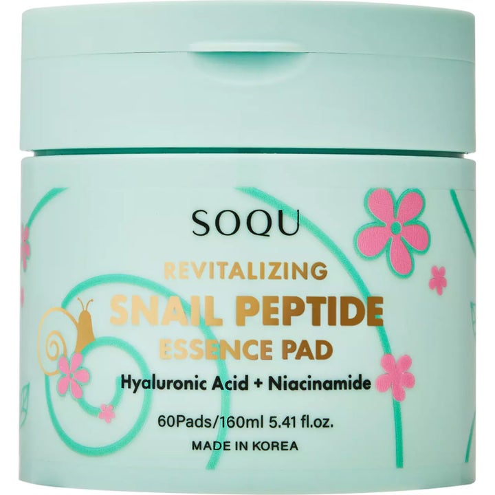 SOQU Revitalizing Snail Peptide Essence Pad 60 stk fuktighetsgivende pads i en lysegrønn krukke dekorert med rosa blomster