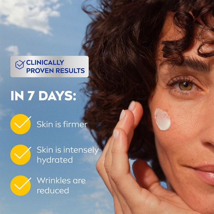 NIVEA Q10 Power 50 ml dagkrem på kvinne med tekst om klinisk beviste resultater for fastere hud på 7 dager.