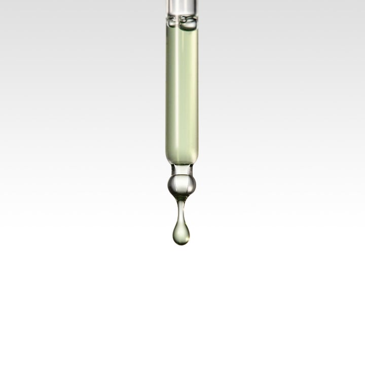Dr. Ceuracle Vegan BHA & Matcha Ampoule 30 ml eksfolierende serum i glasspipette med en lysegrønn dråpe