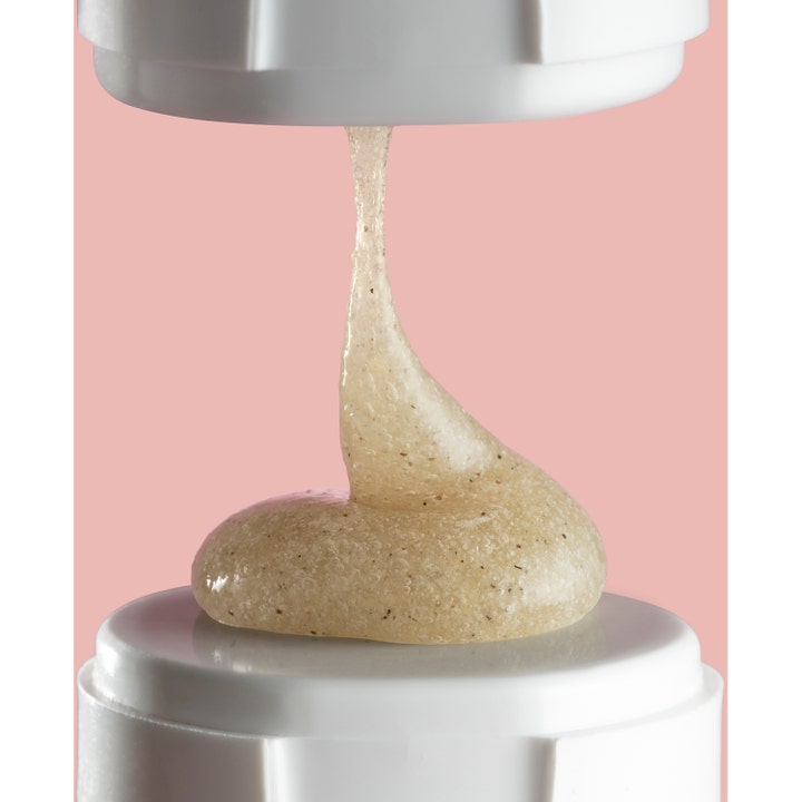 Ole Henriksen Touch Retexturizing Body Scrub 240 g utjevnende kroppsskrubb med kornete beige tekstur mellom hvite korker