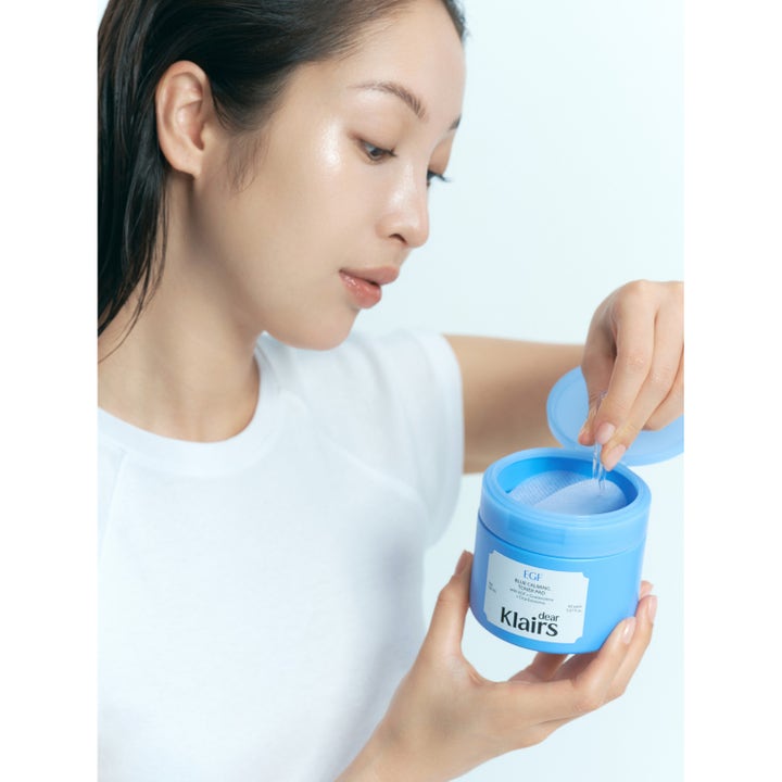 Klairs EGF Blue Calming Toner Pad 60 stk beroligende toner pads som plukkes opp med pinsett fra blå krukke