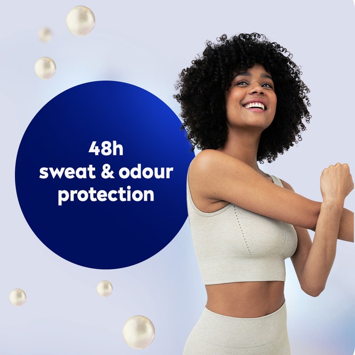 NIVEA Pearl & Beauty Deospray 150 ml gir 48 timers beskyttelse vist med en smilende kvinne og perler