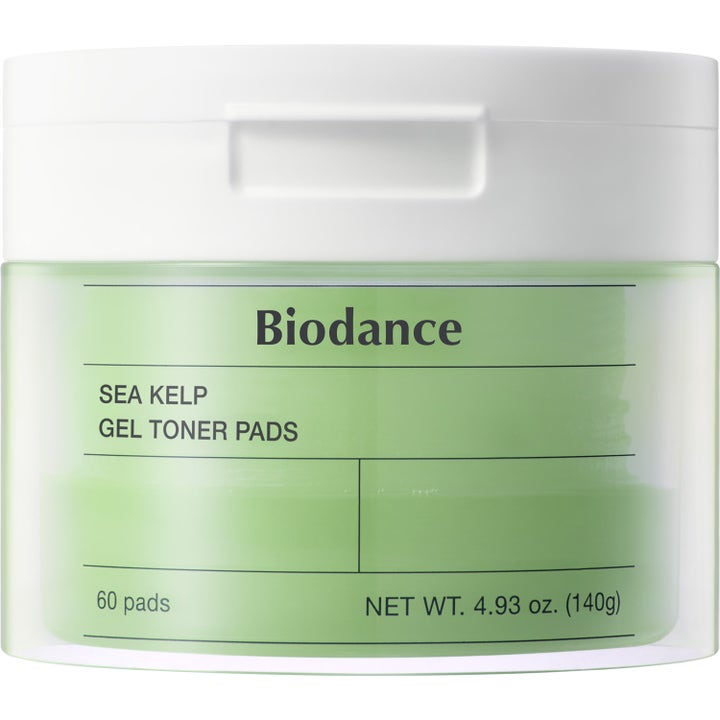 Biodance Sea Kelp Gel Toner Pads 60 stk beroligende ansiktspads i en grønn og hvit krukke som gir fuktighet.