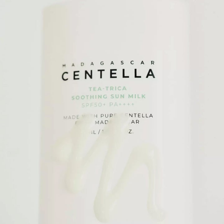 SKIN1004 Madagascar Centella Tea-Trica Soothing Sun Milk 50 ml solkrem med lett hvit tekstur på hvit flaske