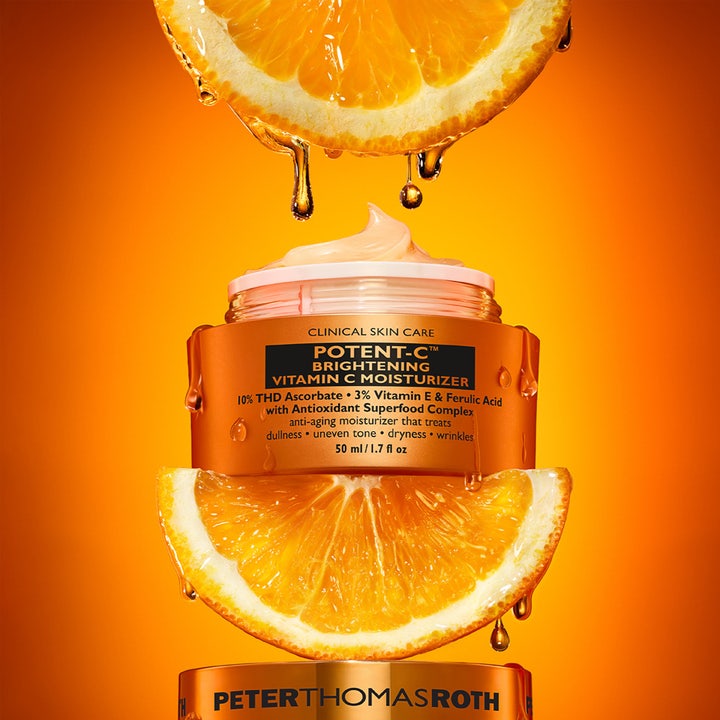 Peter Thomas Roth Potent-C Vitamin C Moisturizer 50 ml i krukke omgitt av saftige appelsinskiver.