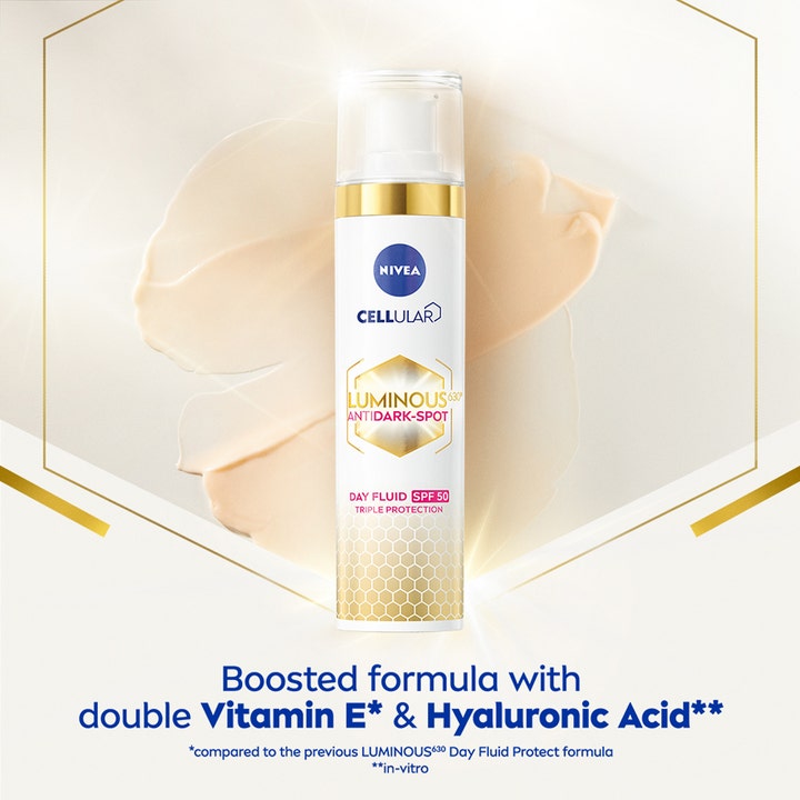 NIVEA Luminous630 Anti Dark-Spot Day Fluid 40 ml solkrem ansikt mot pigmentflekker i hvit pumpeflaske med tekstursvatch.