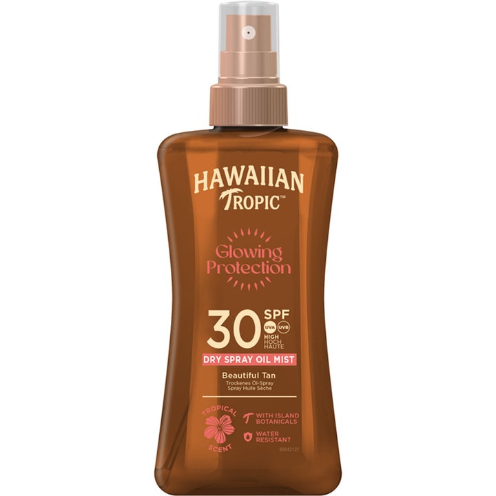 Hawaiian Tropic Glowing Protection 180ml solkrem spray gir SPF 30 beskyttelse i en brun, gjennomsiktig flaske.