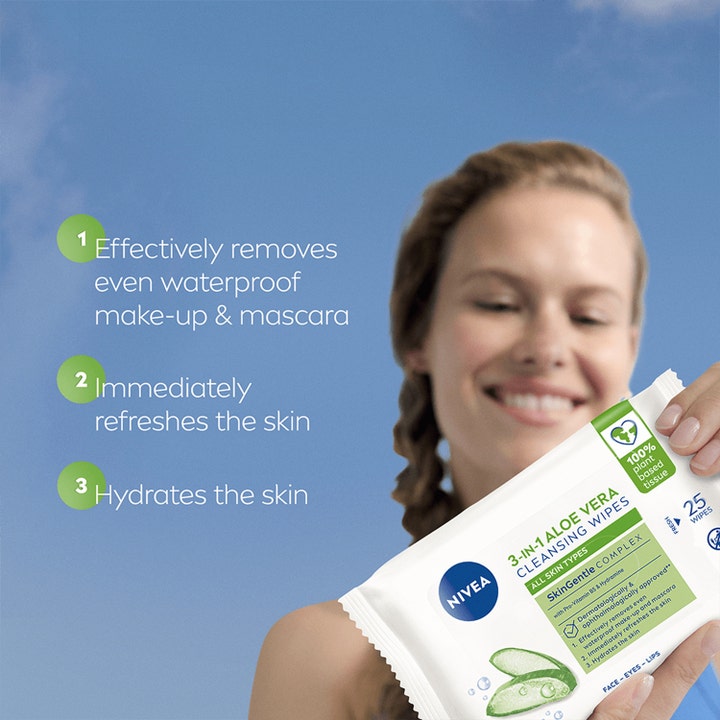 NIVEA 3-in-1 Aloe Vera sminkeservietter 25 stk fjerner vannfast sminke og gir fukt i en frisk utendørs setting.