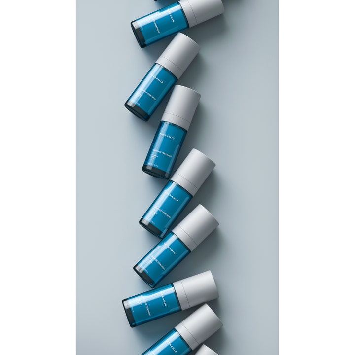 Niche Beauty Lab Theramid Ceramide Treatment 30 ml ansiktsserum i flere blå flasker som styrker hudbarrieren