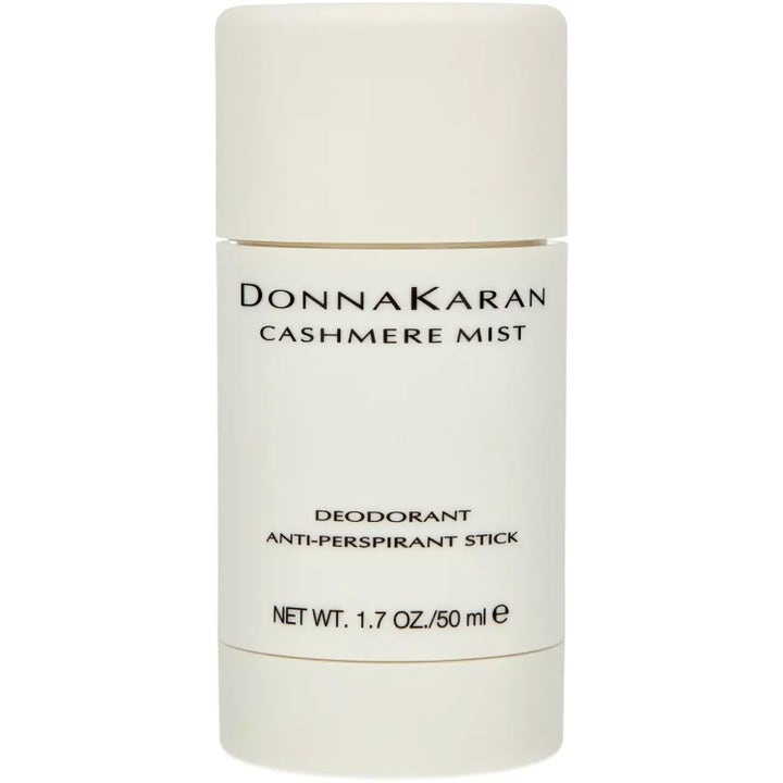 Donna Karan Cashmere Mist 50 ml deodorant stick som gir beskyttelse i en hvit sylindrisk hylse med sort skrift.