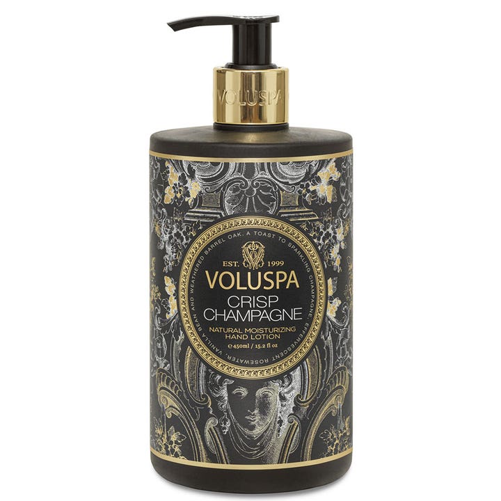 Voluspa Crisp Champagne 450ml fuktighetsgivende håndkrem i elegant svart flaske med intrikat gullmønster og pumpe