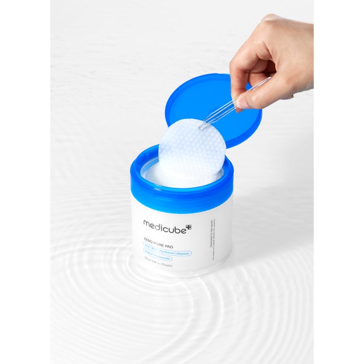 Medicube Zero Pore Pad 2.0 70 stk pads med AHA og BHA i hvit krukke der en pinsett løfter en teksturert pad.