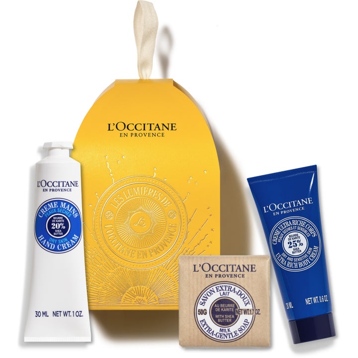 L'Occitane Shea Butter pleiende gavesett med håndkrem kroppskrem og såpe i gul gaveeske med blå og hvit tube.