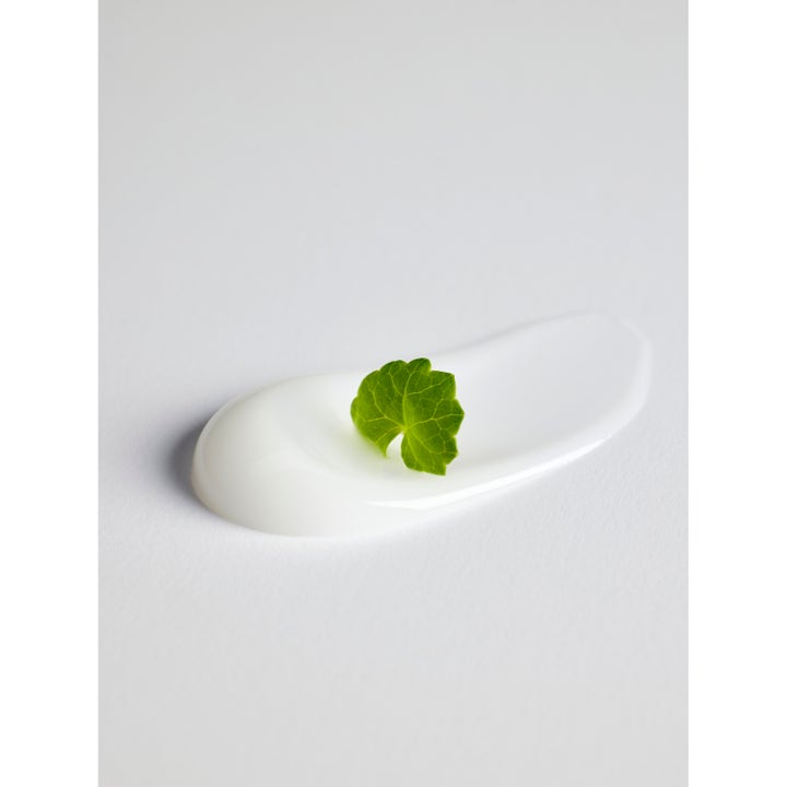 Mixsoon Cica Hyal Soothing Cream 50 ml beroligende fuktighetskrem med hvit kremtekstur og et grønt cica-blad