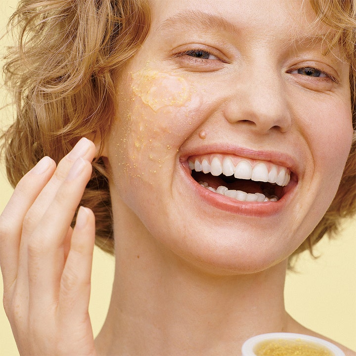 Shiseido Waso Yuzu-C Beauty Sleeping Mask 50 ml nattmaske med Vitamin C påført på en smilende kvinne.