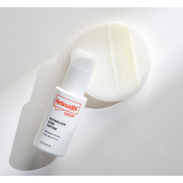It'S SKIN Retinoidin Serum 30 ml ansiktsserum med retinol og peptider i hvit pumpeflaske ved kremet tekstur