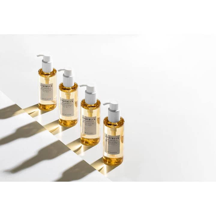 SKIN1004 Madagascar Centella Light Cleansing Oil 200 ml renseolje i fire pumpeflasker med gyllen olje på hvit flate