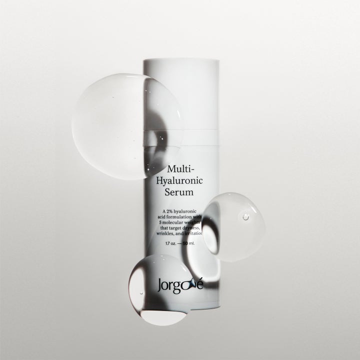 Jorgobé Multi-Hyaluronic Serum 50 ml fuktighetsgivende ansiktsserum i hvit flaske med svevende klare dråper