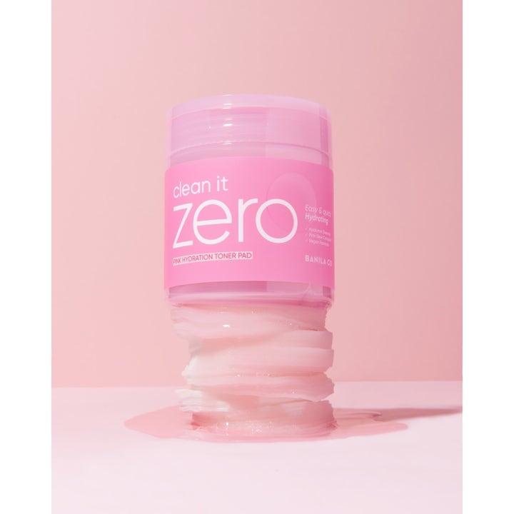 Banila Co Clean It Zero Pink Hydration Toner Pad 70 stk fuktighetsgivende vegansk toner i rosa krukke på en stabel pads