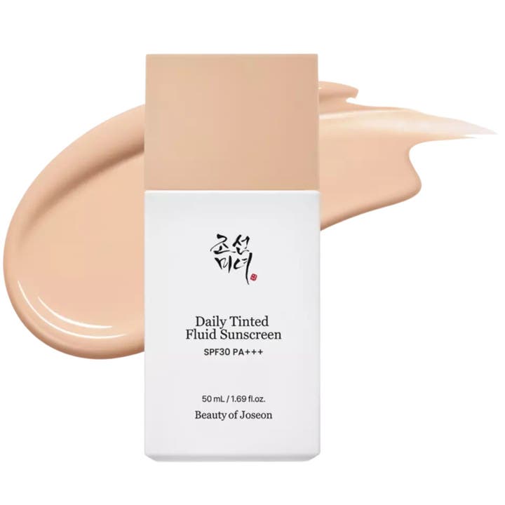 Beauty of Joseon Daily Tinted Fluid Sunscreen 50 ml farget solkrem i hvit flaske med beige kork og kremet tekstur