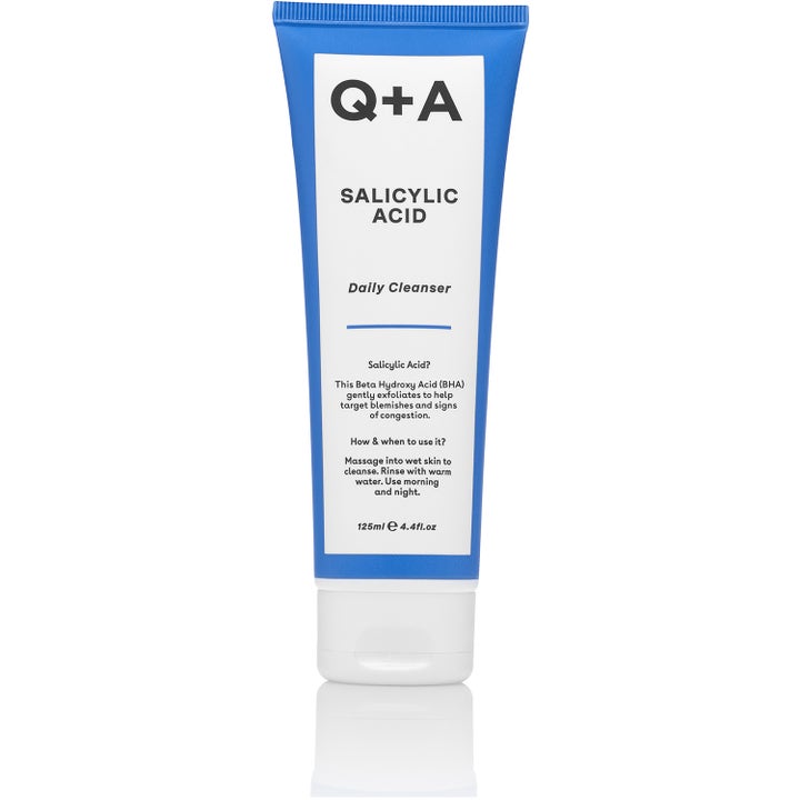 Q+A Salicylic Acid Daily Cleanser 125ml eksfolierende ansiktsrens som motvirker urenheter i blå og hvit tube med hvit kork