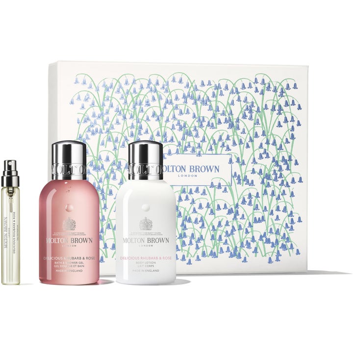 Molton Brown Delicious Rhubarb & Rose Fragrance Layering Gift Set med dusjsåpe, bodylotion og parfyme i blomstereske