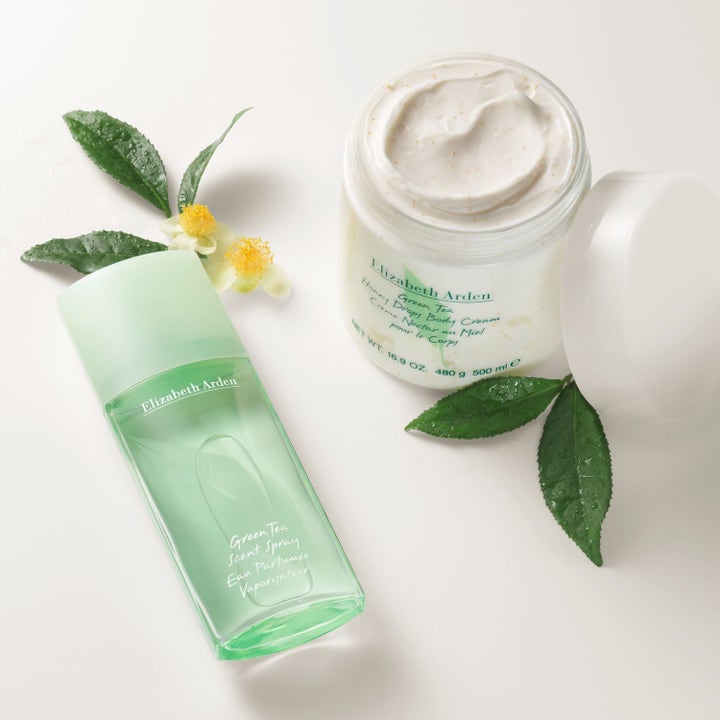 Elizabeth Arden Green Tea Set med frisk parfymespray og åpen krukke fuktighetsgivende kroppskrem med grønne teblader