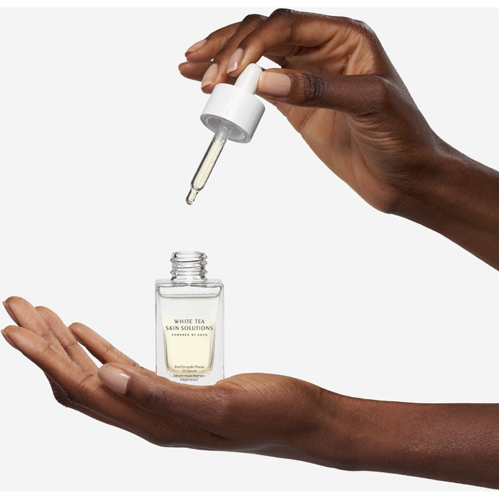 Elizabeth Arden White Tea Skin Bi-Phase Oil Serum 30 ml styrkende ansiktsolje i glassflaske med hvit pipette.
