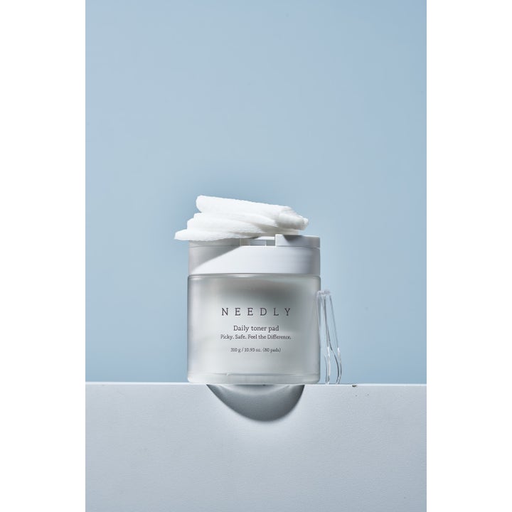NEEDLY Daily Toner Pad 80 stk eksfolierende toner pads i frostet krukke med hvite bomullspads og klar pinsett.